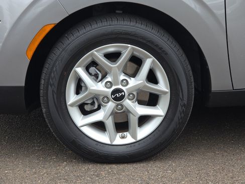 Used 2025 Kia Soul LX w/ LX Technology Package FWD image 25