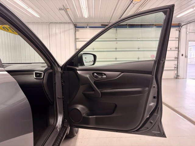 Used 2016 Nissan Rogue SV AWD/4WD image 10