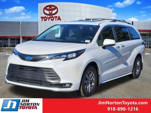 Used 2025 Toyota Sienna XLE AWD/4WD image 3