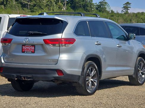 Used 2018 Toyota Highlander Plus AWD/4WD image 4