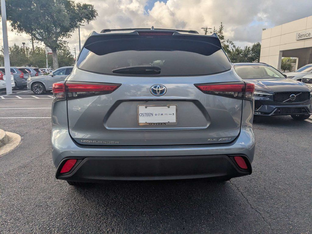 Used 2021 Toyota Highlander XLE AWD/4WD image 5