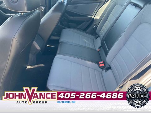Used 2025 Volkswagen Jetta SE FWD image 4