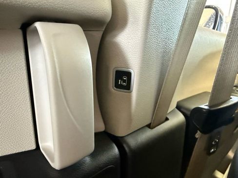 Used 2018 Chrysler Pacifica Touring Plus image 9