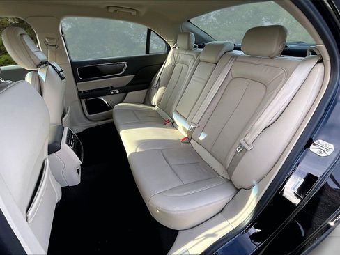 Used 2019 Lincoln Continental Select image 23