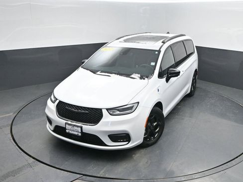 Used 2024 Chrysler Pacifica Premium image 40