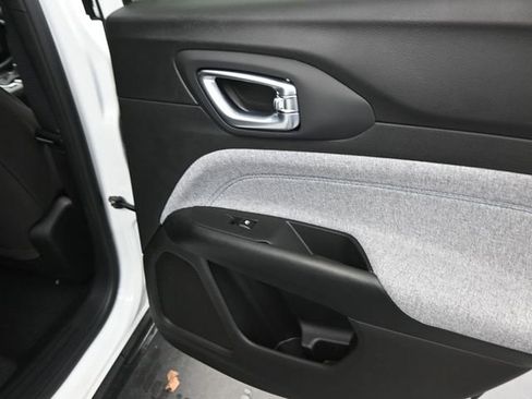 Used 2025 Jeep Compass Sport w/ Mopar Graphics Package image 14