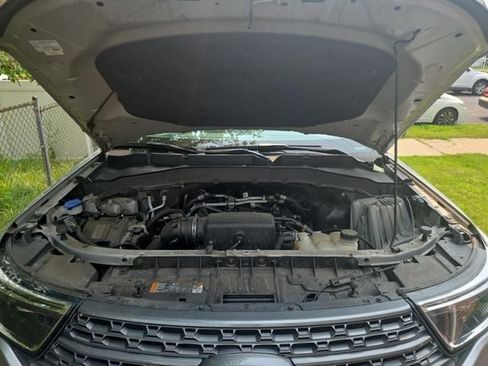 Used 2023 Ford Explorer XLT w/ Equipment Group 202A AWD/4WD image 10