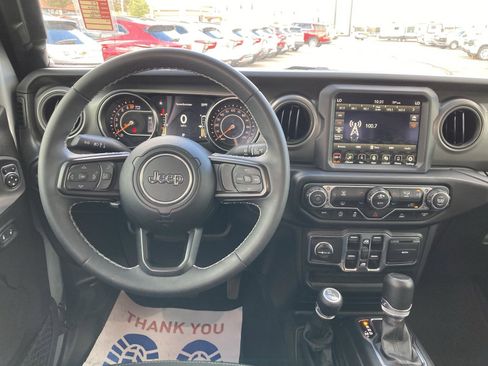 Used 2023 Jeep Gladiator Sport image 15