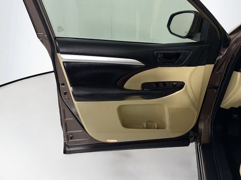 Used 2018 Toyota Highlander Plus FWD image 24