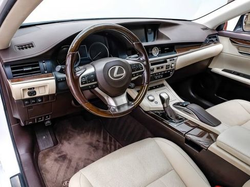 Used 2016 Lexus ES 350 w/ Luxury Package w/Wood Trim FWD image 3