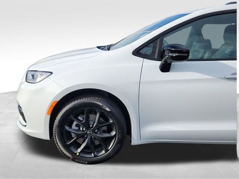 New 2026 Chrysler Pacifica Select w/ S Appearance Package image 9