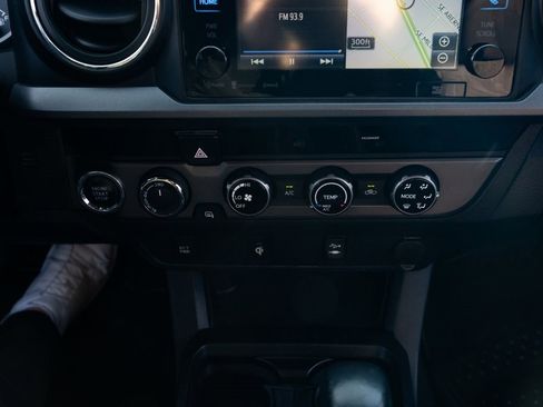 Used 2016 Toyota Tacoma TRD Off-Road image 15