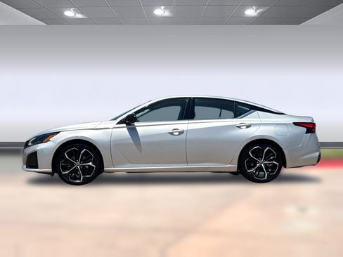 Used 2024 Nissan Altima 2.5 SR FWD image 2
