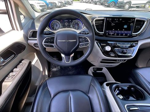 Used 2023 Chrysler Pacifica Touring-L FWD image 17