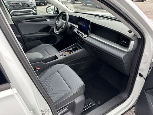 Certified 2025 Volkswagen Tiguan SE AWD/4WD image 28