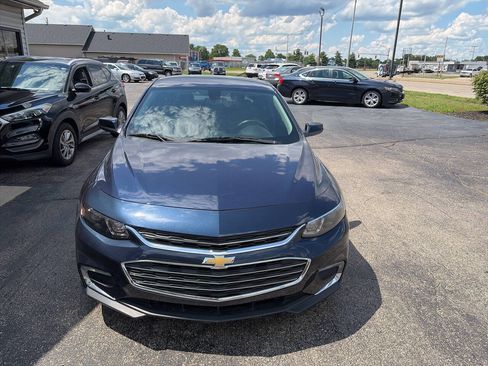Used 2017 Chevrolet Malibu LT w/ Leather Package FWD image 6
