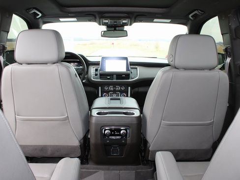 Used 2023 GMC Yukon SLT w/ SLT Luxury Package image 32