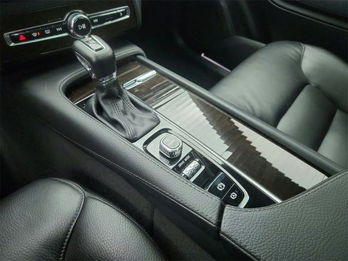 Used 2017 Volvo XC90 T6 Momentum w/ Vision Package image 16