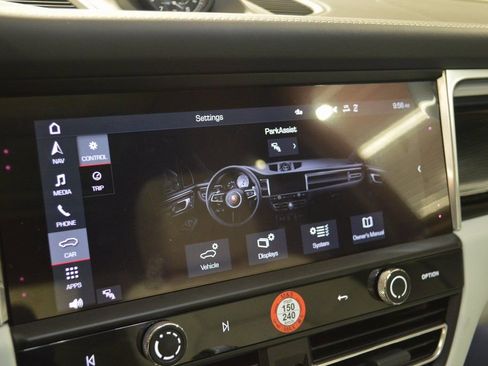 Certified 2025 Porsche Macan AWD/4WD image 28
