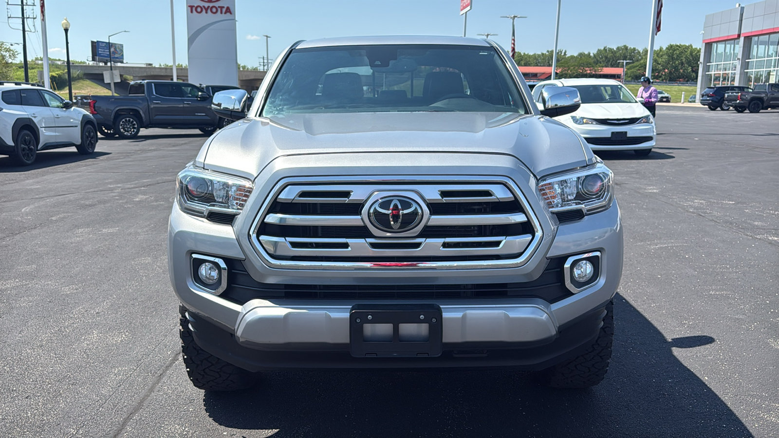 Used 2019 Toyota Tacoma Limited AWD/4WD image 2