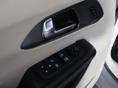 Used 2023 Chrysler Pacifica Touring-L FWD image 34