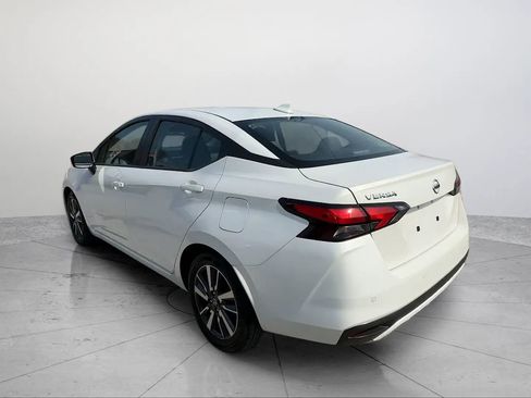 Used 2021 Nissan Versa SV image 3