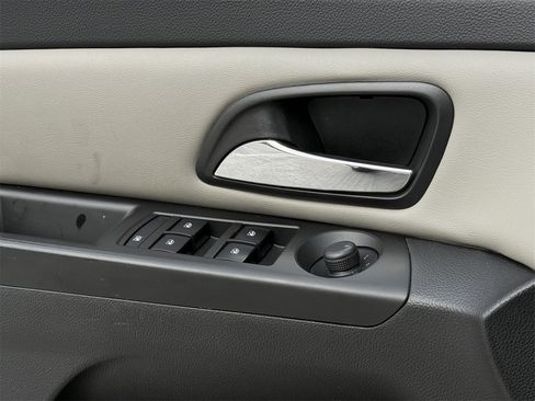 Used 2014 Chevrolet Cruze LS image 22