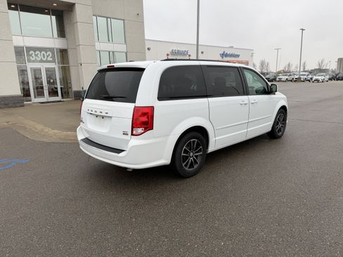 Used 2017 Dodge Grand Caravan GT image 4
