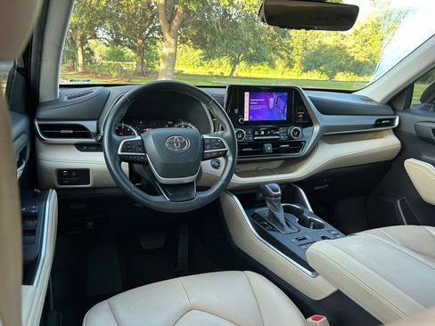 Used 2023 Toyota Highlander XLE AWD/4WD image 13