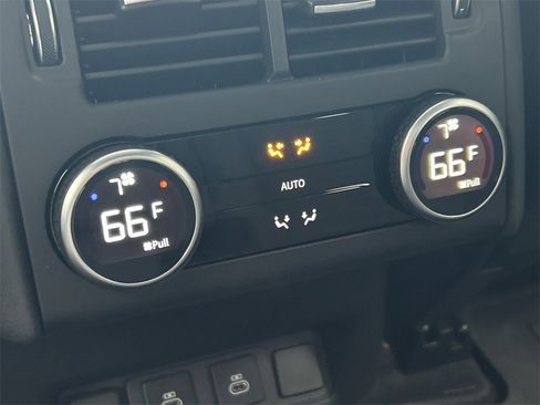 Used 2024 Land Rover Discovery Dynamic SE image 22