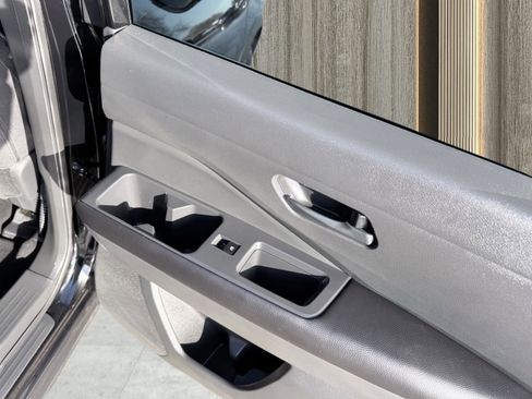 Used 2025 Nissan Pathfinder S image 36