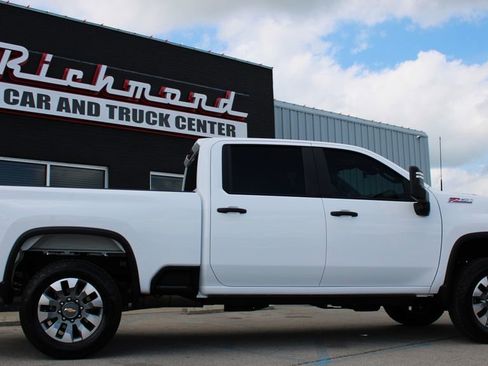 Used 2025 Chevrolet Silverado 2500 Custom w/ Z71 Off-Road Package AWD/4WD image 9