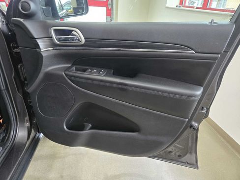 Used 2019 Jeep Grand Cherokee Limited AWD/4WD image 24