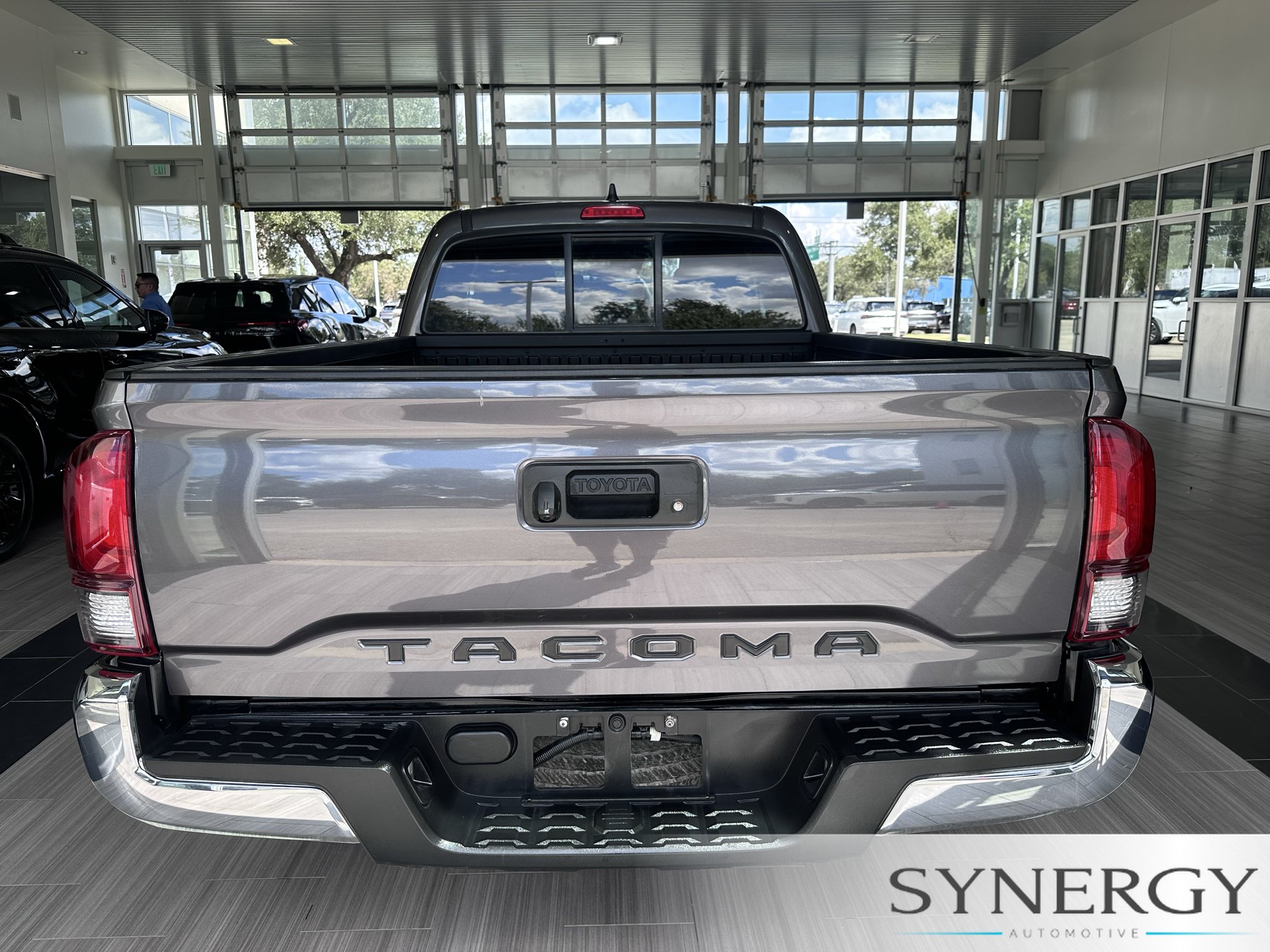 Used 2022 Toyota Tacoma SR5 w/ SR5 Appearance Package (SM) RWD image 12