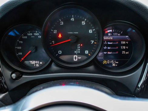 Used 2020 Porsche Macan Base image 16