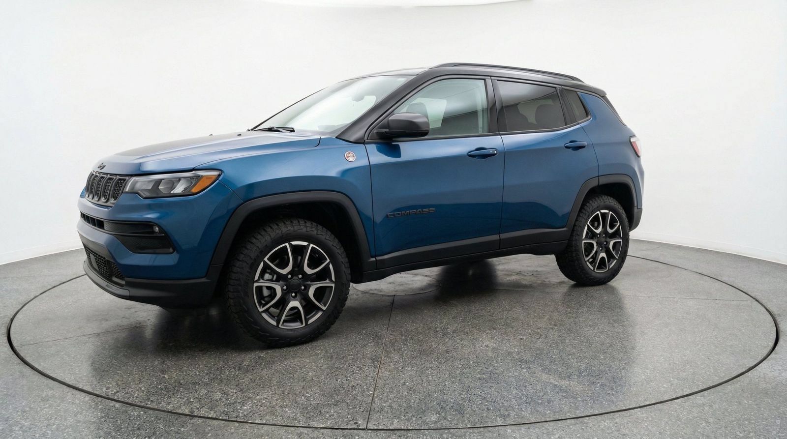 Used 2025 Jeep Compass Trailhawk AWD/4WD image 3