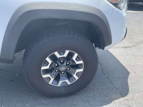 Used 2017 Toyota Tacoma TRD Off-Road w/ Premium & Technology Package AWD/4WD image 10