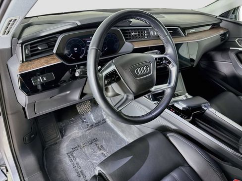 Used 2019 Audi e-tron Prestige w/ Prestige Package AWD/4WD image 9