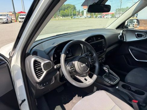 Used 2025 Kia Soul LX w/ LX Technology Package FWD image 4