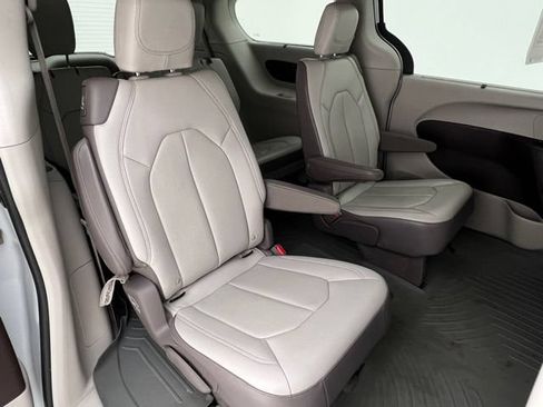 Used 2018 Chrysler Pacifica Touring-L w/ Premium Audio Group FWD image 15