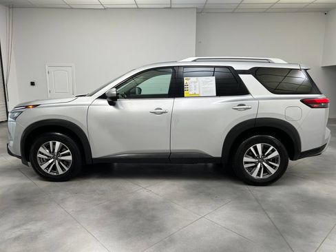Used 2025 Nissan Pathfinder SL FWD image 5
