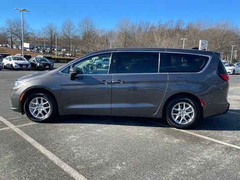 Used 2023 Chrysler Pacifica Touring-L FWD image 4