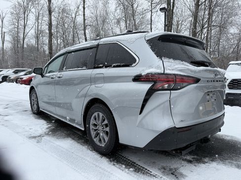 Used 2022 Toyota Sienna XLE image 10
