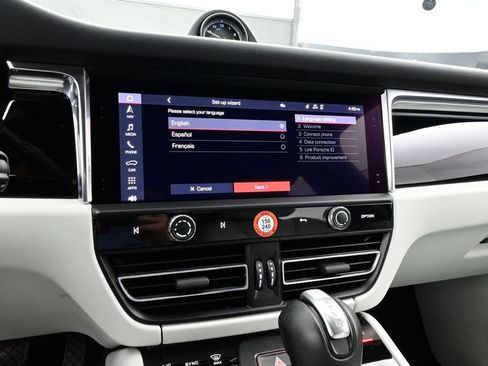 Certified 2025 Porsche Macan AWD/4WD image 10