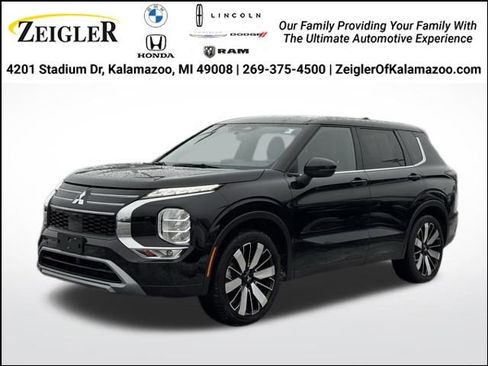 Used 2025 Mitsubishi Outlander SE image 1