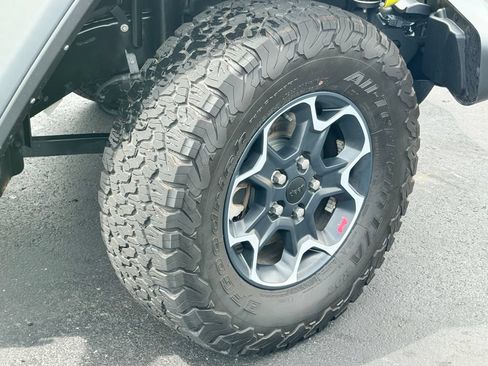 Used 2023 Jeep Wrangler Unlimited Rubicon w/ Cold Weather Group AWD/4WD image 9