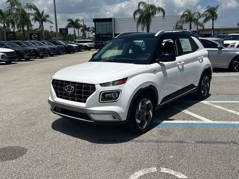 Used 2024 Hyundai Venue Limited FWD image 2