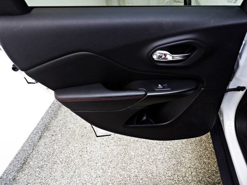 Used 2019 Jeep Cherokee Trailhawk AWD/4WD image 9