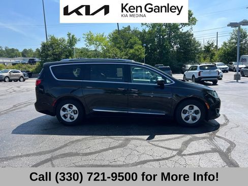 Used 2017 Chrysler Pacifica Touring-L Plus FWD image 4