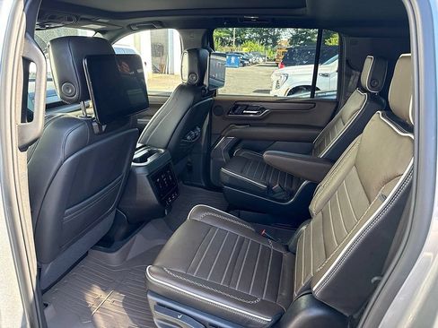 Used 2025 GMC Yukon XL Denali Ultimate w/ LPO, Illumination Package AWD/4WD image 5